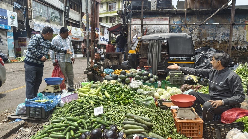 सोलन के पुराने बस अड्डे के पास लगी किसान जनता मंडी में रविवार को सब्जियों की खरीदारी करते लोग। 