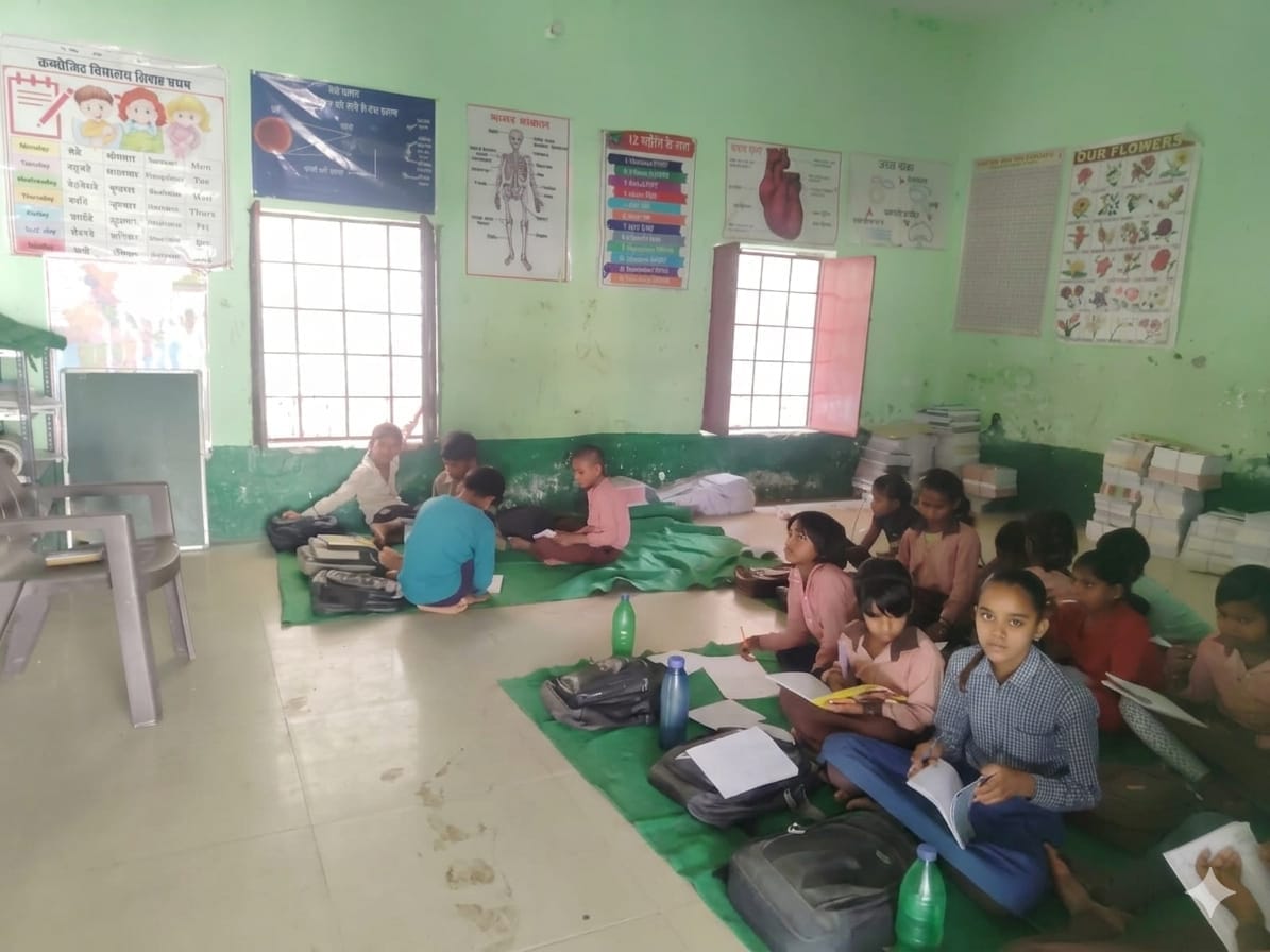 सौरई बुजुर्ग कंपोजिट विद्यालय में स्मार्ट  क्लास में पढ़ते बच्चे। संवाद