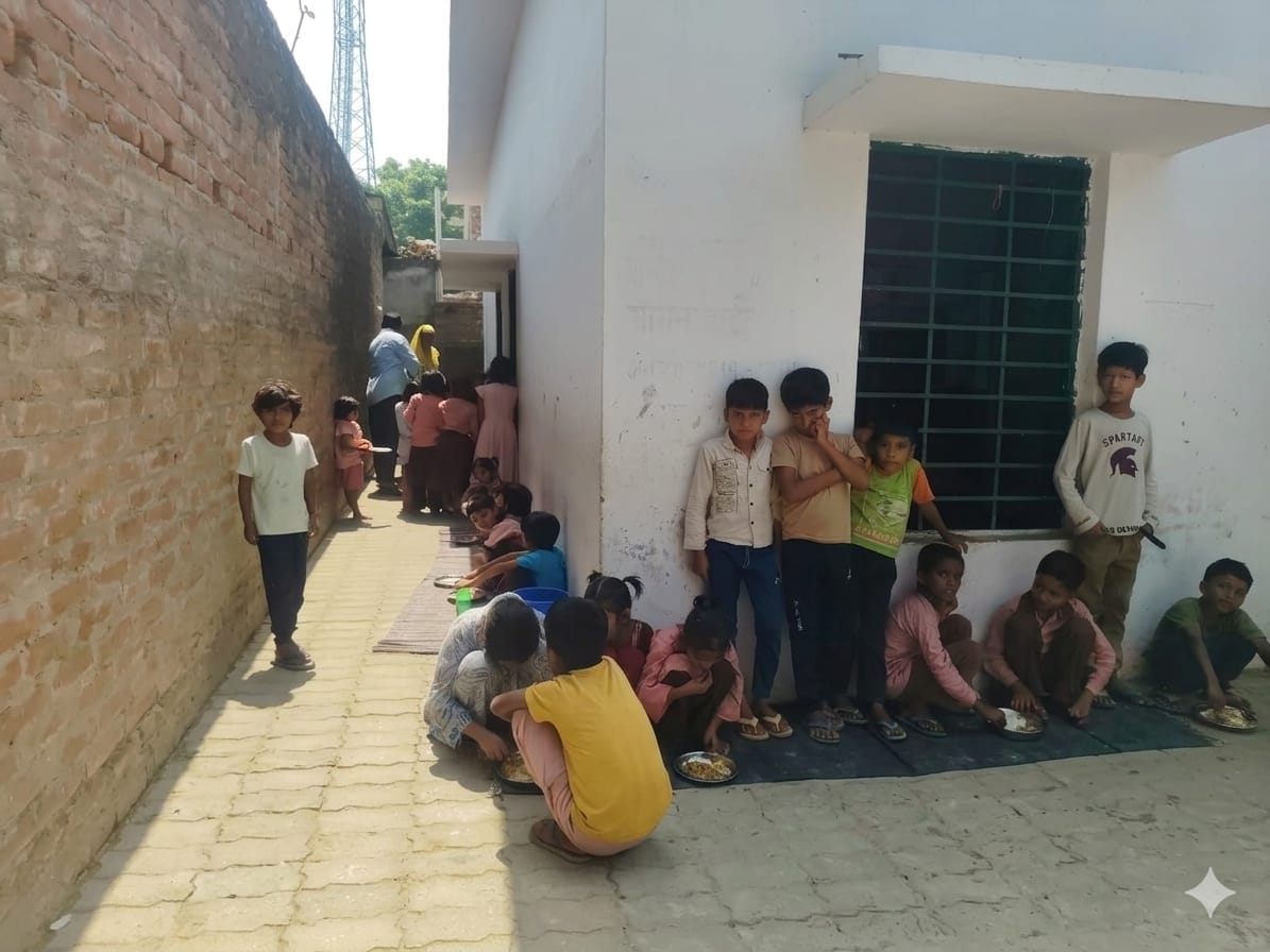 सौरई बुजुर्ग कंपोजिट विद्यालय में स्मार्ट  क्लास में पढ़ते बच्चे। संवाद