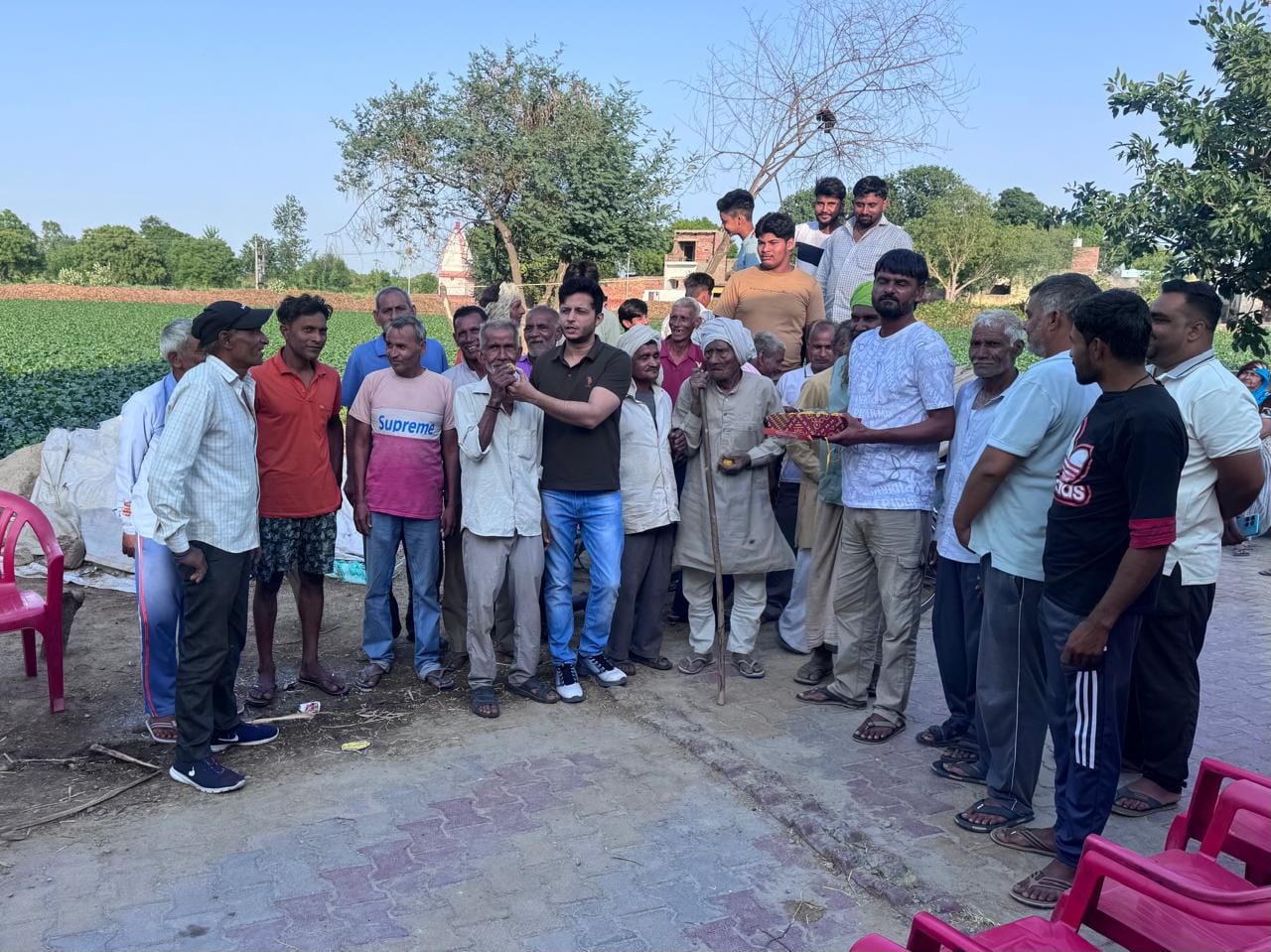 सरधना। गांव दबथुवा में अन्य राज्यों में भाजपा की जीत पर खुशी मनाते पार्टी कार्यकर्ता। संगठन सरधना। गांव दबथुवा में अन्य राज्यों में भाजपा की जीत पर खुशी मनाते पार्टी कार्यकर्ता। संगठन