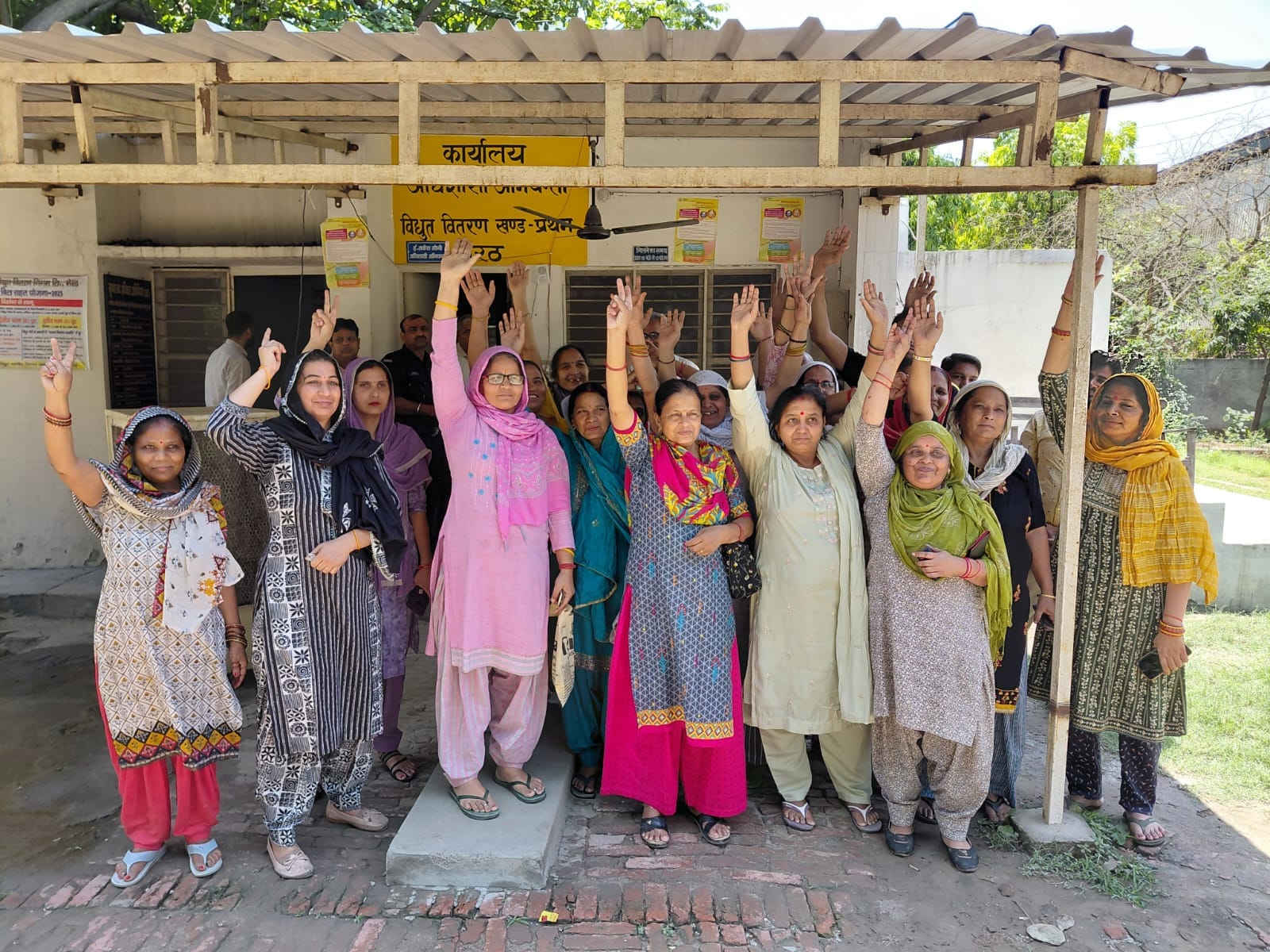 संदीप,,,, परतापुर उद्यौगपुरम में प्रीपेड मीटर को लेकर हंगामा करते इंद्रापुरम कालोनी के लो