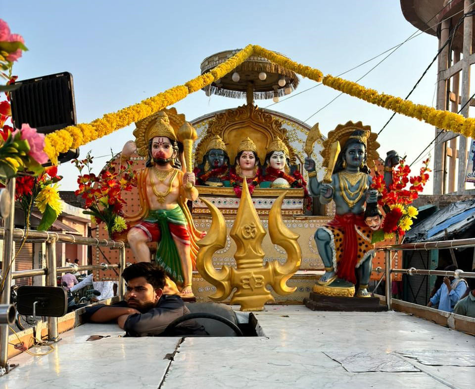 शोभायात्रा में परशुराम का रथ लेकर आगे बड़ रहे पदाधिकारी। संवाद शोभायात्रा में परशुराम का रथ लेकर आगे बड़ रहे पदाधिकारी। संवाद