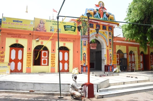 शहर के प्रमुख हनुमान मंदिरों में रंगरोगन के साथ रंगबिरंगी झालरों से सजावट की जा रही है। 