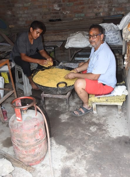 शहर के प्रमुख हनुमान मंदिरों में रंगरोगन के साथ रंगबिरंगी झालरों से सजावट की जा रही है। 