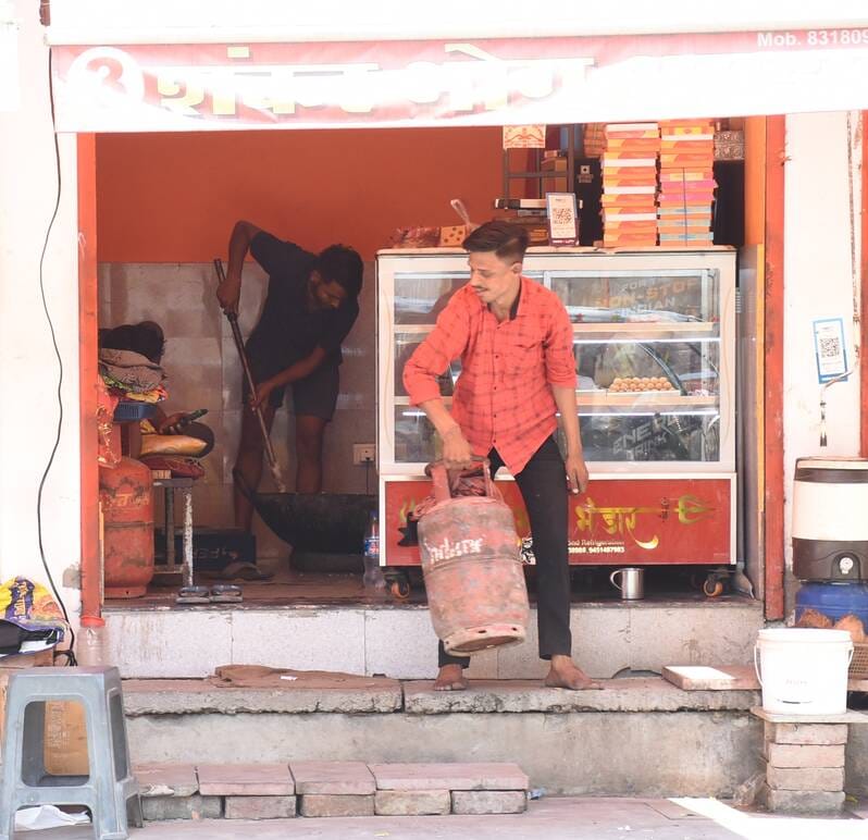 शहर के प्रमुख हनुमान मंदिरों में रंगरोगन के साथ रंगबिरंगी झालरों से सजावट की जा रही है। 