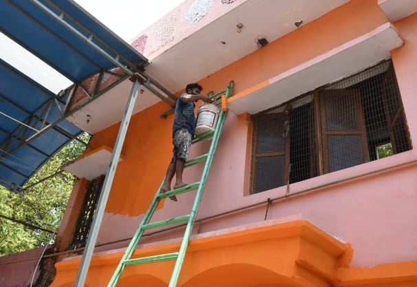 शहर के प्रमुख हनुमान मंदिरों में रंगरोगन के साथ रंगबिरंगी झालरों से सजावट की जा रही है। 