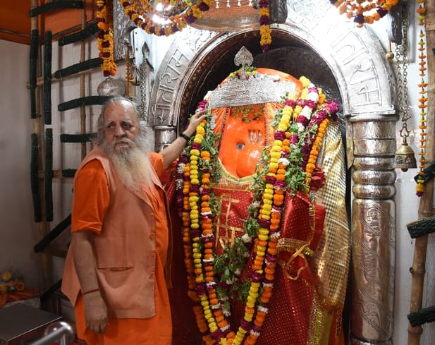 शहर के प्रमुख हनुमान मंदिरों में रंगरोगन के साथ रंगबिरंगी झालरों से सजावट की जा रही है। 