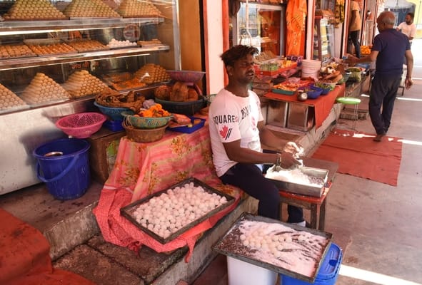 शहर के प्रमुख हनुमान मंदिरों में रंगरोगन के साथ रंगबिरंगी झालरों से सजावट की जा रही है। 