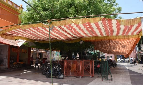 शहर के प्रमुख हनुमान मंदिरों में रंगरोगन के साथ रंगबिरंगी झालरों से सजावट की जा रही है। 