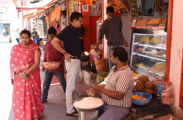 शहर के प्रमुख हनुमान मंदिरों में रंगरोगन के साथ रंगबिरंगी झालरों से सजावट की जा रही है। 