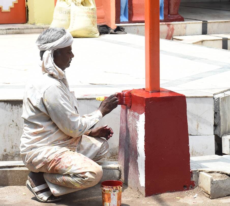 शहर के प्रमुख हनुमान मंदिरों में रंगरोगन के साथ रंगबिरंगी झालरों से सजावट की जा रही है। 