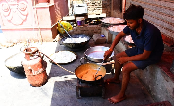 शहर के प्रमुख हनुमान मंदिरों में रंगरोगन के साथ रंगबिरंगी झालरों से सजावट की जा रही है। 