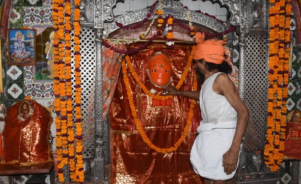 शहर के प्रमुख हनुमान मंदिरों में रंगरोगन के साथ रंगबिरंगी झालरों से सजावट की जा रही है। 