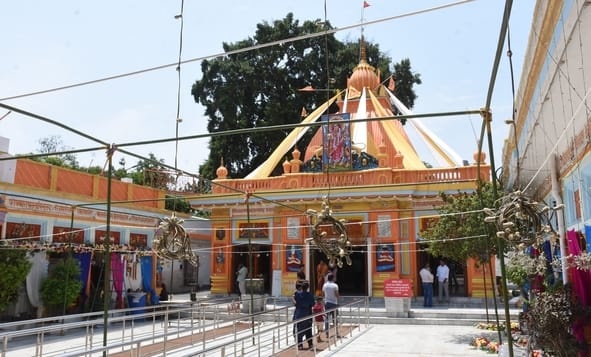 शहर के प्रमुख हनुमान मंदिरों में रंगरोगन के साथ रंगबिरंगी झालरों से सजावट की जा रही है। 