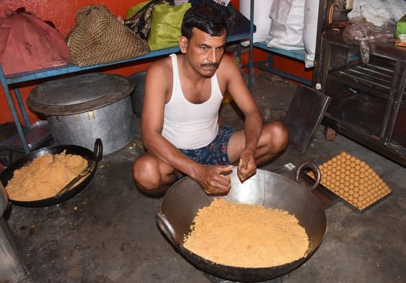शहर के प्रमुख हनुमान मंदिरों में रंगरोगन के साथ रंगबिरंगी झालरों से सजावट की जा रही है। 