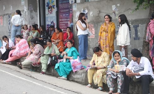धर्मशाला कॉलेज में नीट की परीक्षा देने आए परीक्षार्थियों के साथ उनके अभिभावकों की उमड़ी भीड़।