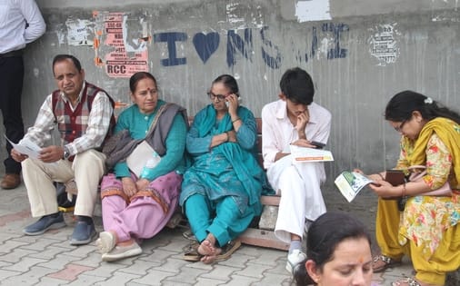 धर्मशाला कॉलेज में नीट की परीक्षा देने आए परीक्षार्थियों के साथ उनके अभिभावकों की उमड़ी भीड़।