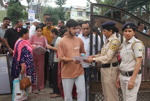 धर्मशाला कॉलेज में नीट की परीक्षा देने आए परीक्षार्थियों के साथ उनके अभिभावकों की उमड़ी भीड़।