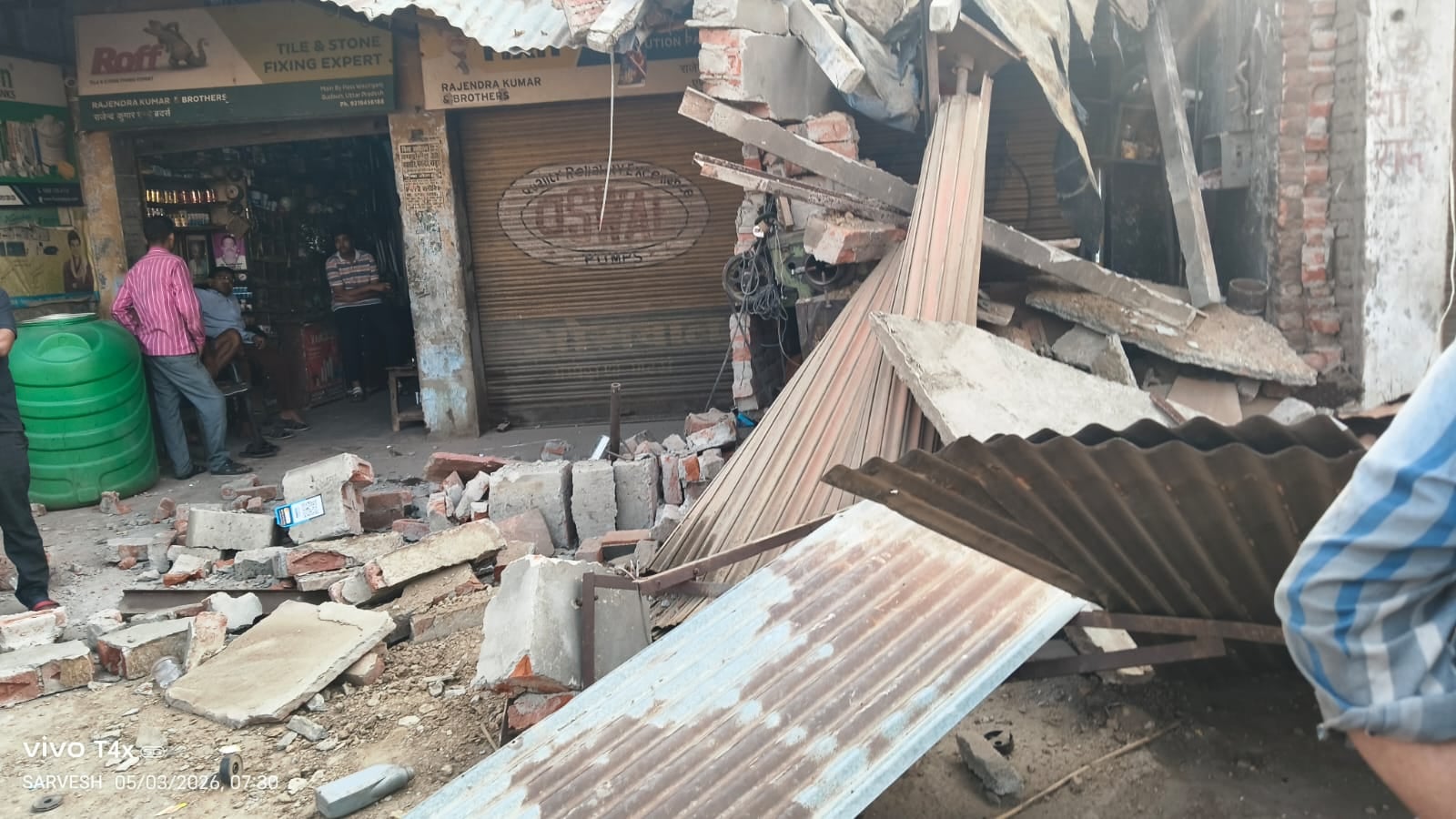 वजीरगंज में दुकान में घुसी डीसीएम। संवाद वजीरगंज में दुकान में घुसी डीसीएम। संवाद