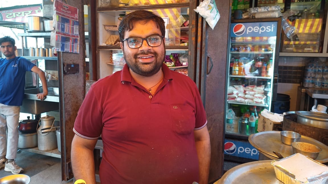 यमुनानगर में ढाबे पर ग्राहकों के लिए भोजन तैयार करते कर्मचारी। संवाद
