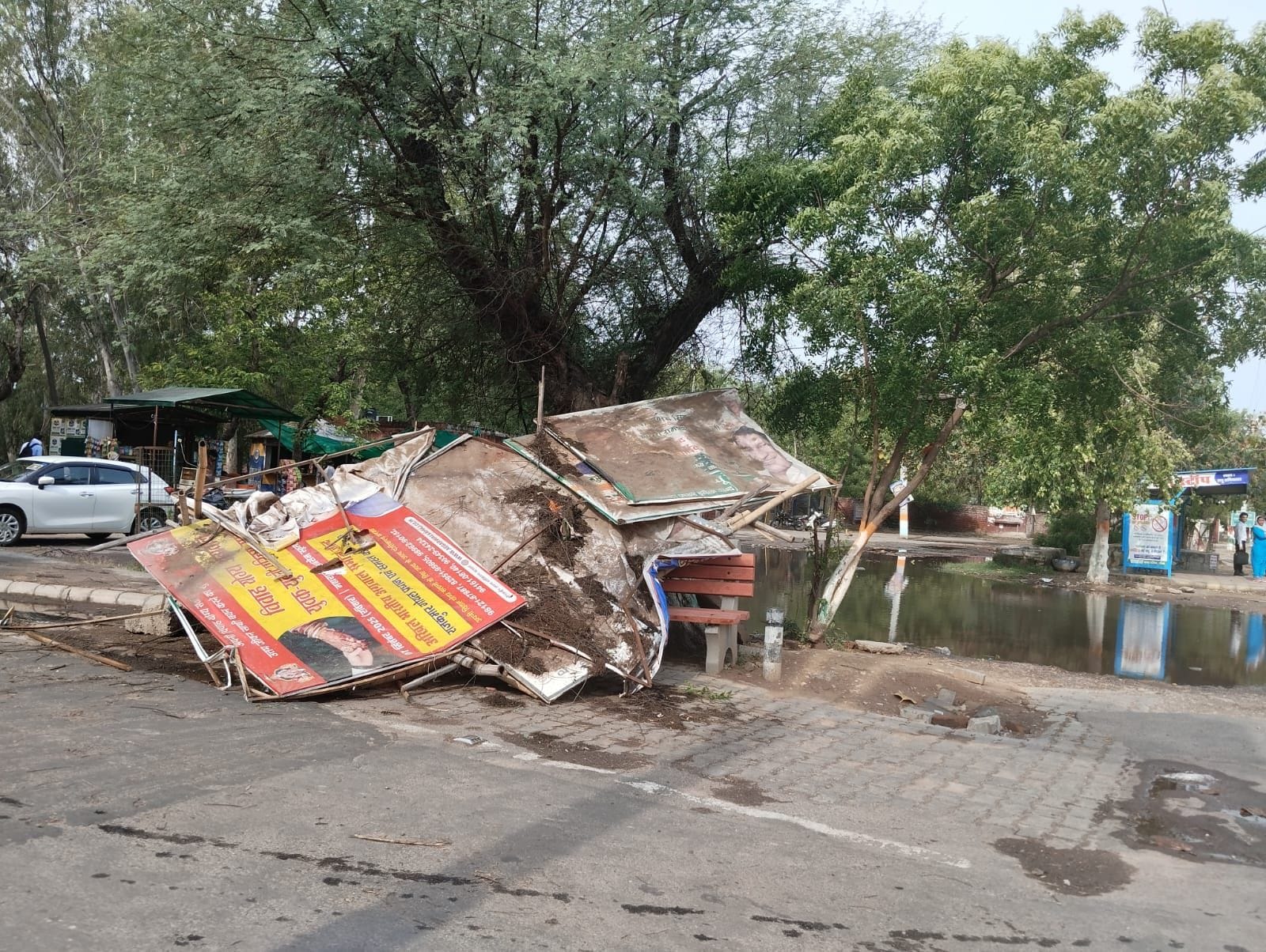 04जेएनडी29: रात को हुई बरसात के बाद सुबह रेड क्रॉस कार्यालय के बाहर सड़क पर ठहरा पानी। संवाद