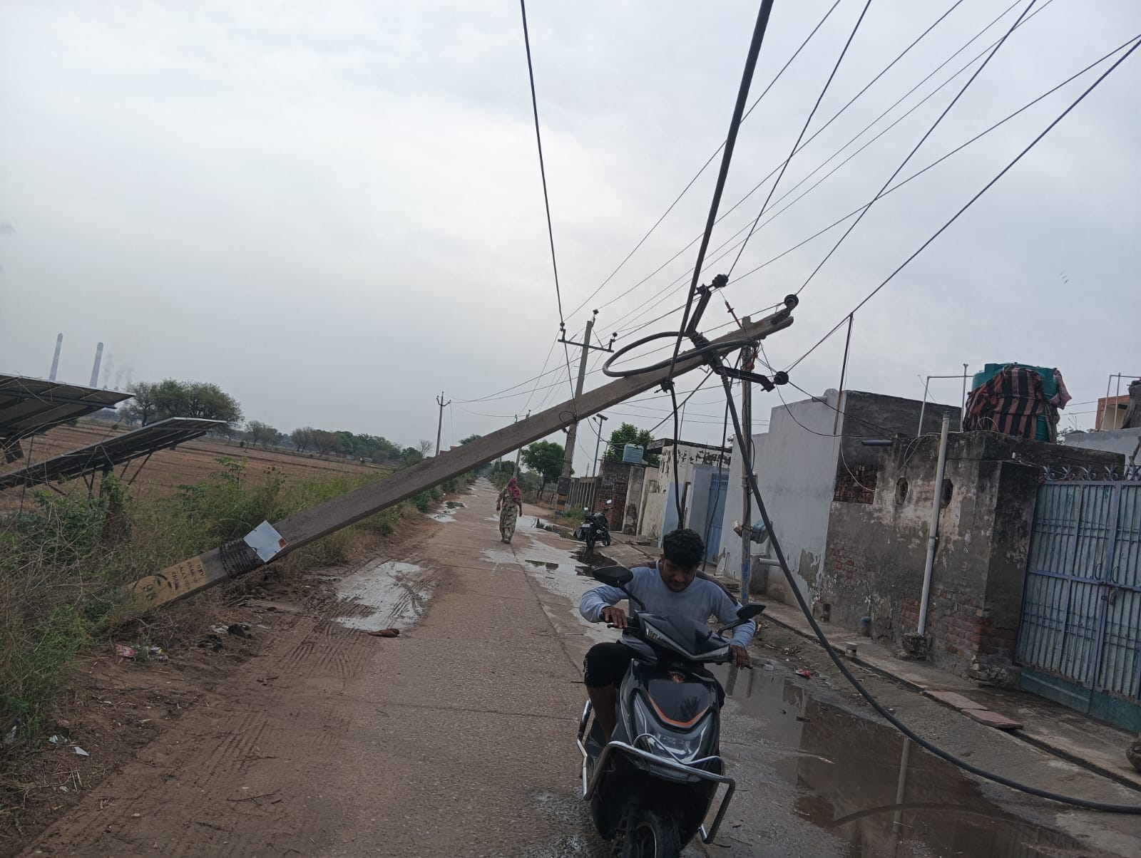04jjrp11- निलाहेड़ी गांव में बिजली गिरने के कारण जला टैंट का सामान व क्षतिग्रस्त हुए कमरे। स्रो