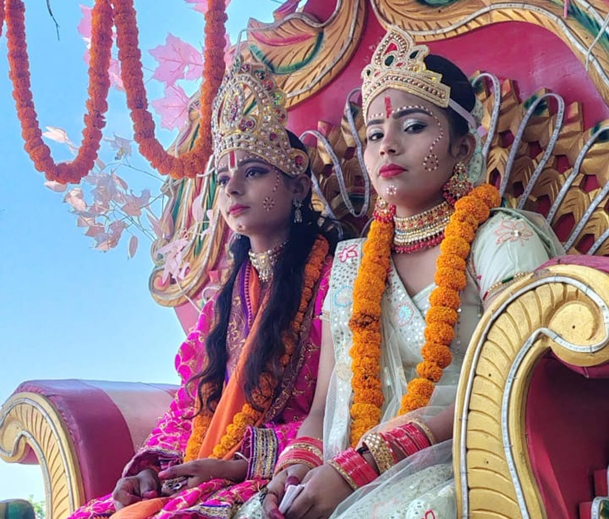 अब्दुल्लागंज में कलश यात्रा में शामिल महिलाएं। स्रोत: आयोजक