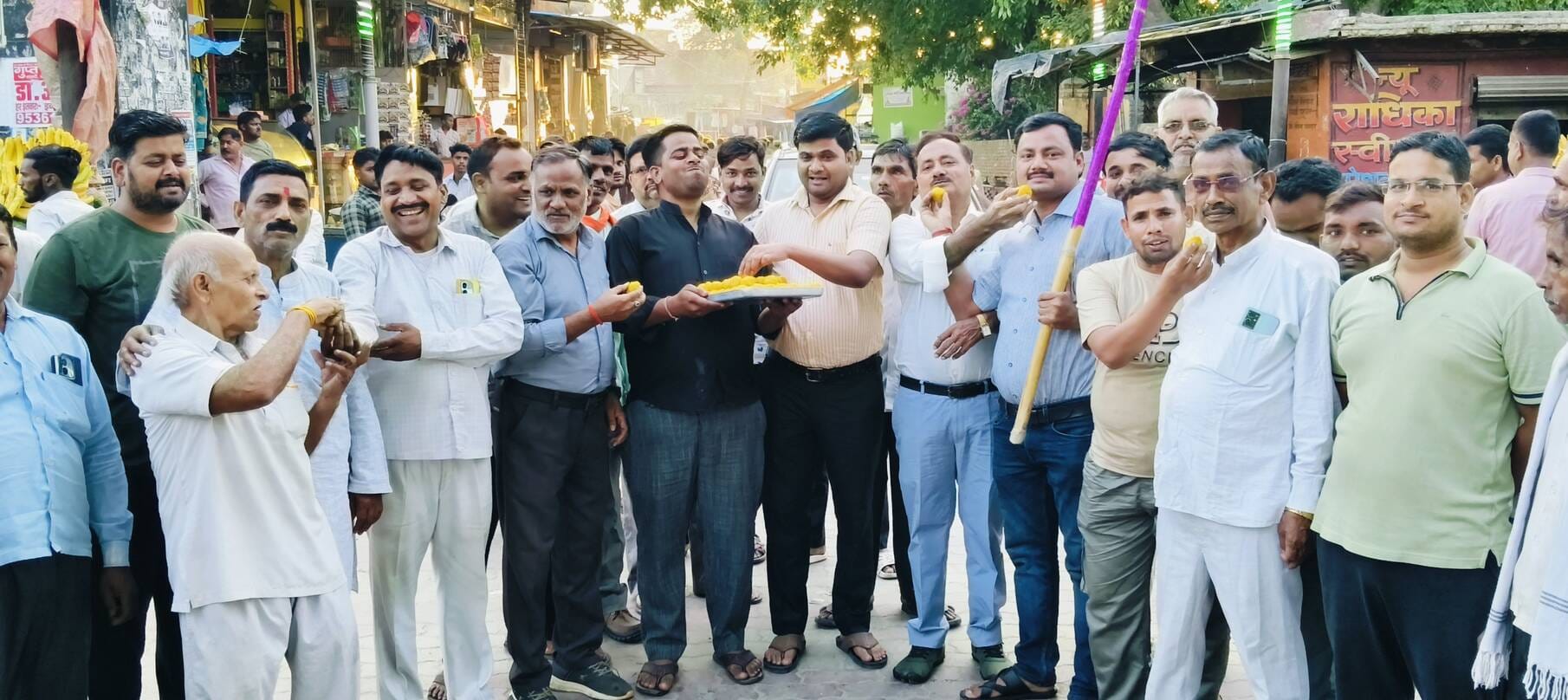 बंगाल, असम व पुडुचेरी में भाजपा की जीत पर बदायूं कार्यालय पर जश्न मनाते पार्टी नेता व कार्यकर्त बंगाल, असम व पुडुचेरी में भाजपा की जीत पर बदायूं कार्यालय पर जश्न मनाते पार्टी नेता व कार्यकर्त