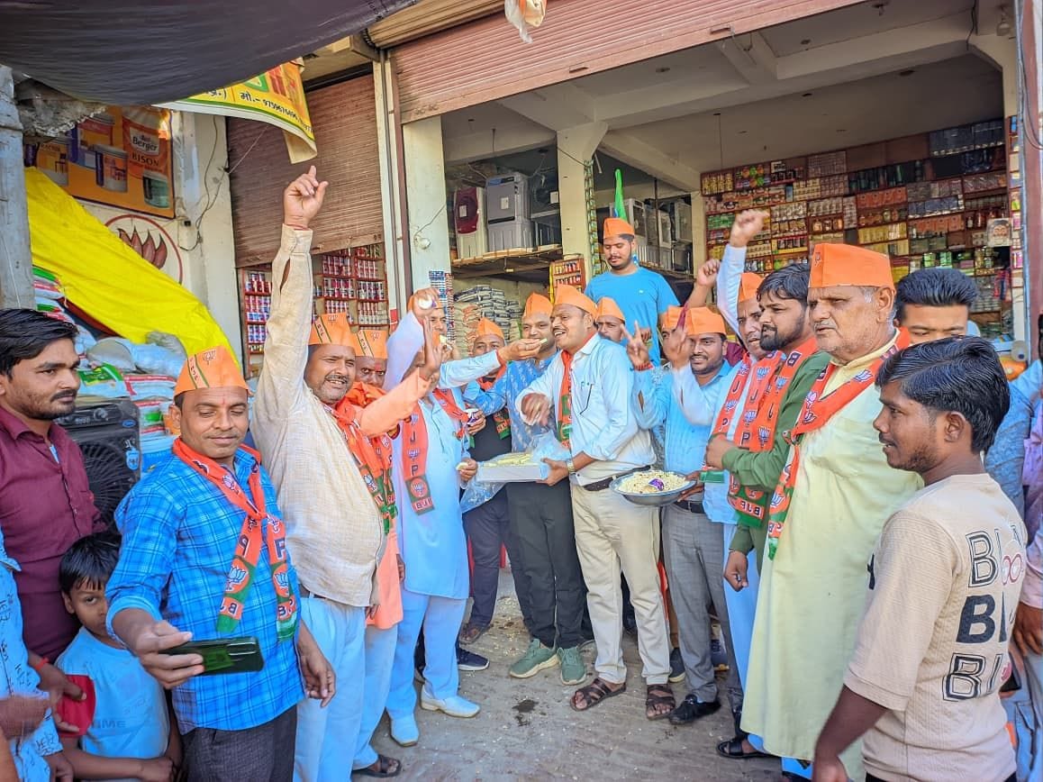 बंगाल, असम व पुडुचेरी में भाजपा की जीत पर बदायूं कार्यालय पर जश्न मनाते पार्टी नेता व कार्यकर्त बंगाल, असम व पुडुचेरी में भाजपा की जीत पर बदायूं कार्यालय पर जश्न मनाते पार्टी नेता व कार्यकर्त