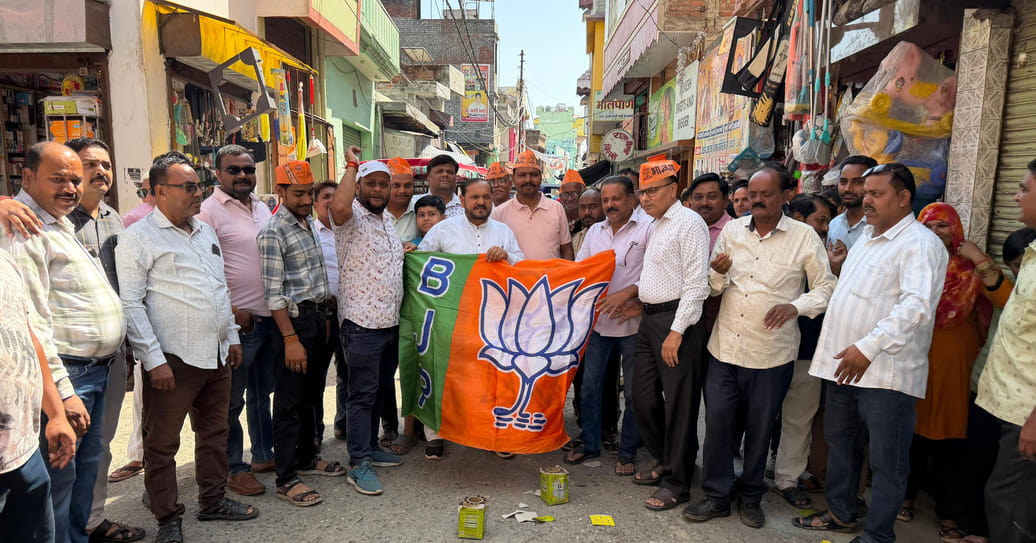 बंगाल, असम व पुडुचेरी में भाजपा की जीत पर बदायूं कार्यालय पर जश्न मनाते पार्टी नेता व कार्यकर्त बंगाल, असम व पुडुचेरी में भाजपा की जीत पर बदायूं कार्यालय पर जश्न मनाते पार्टी नेता व कार्यकर्त