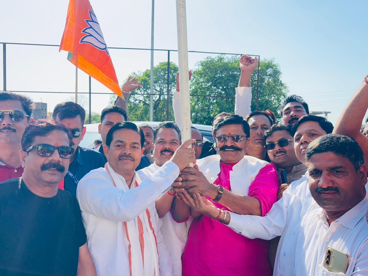 बंगाल, असम व पुडुचेरी में भाजपा की जीत पर बदायूं कार्यालय पर जश्न मनाते पार्टी नेता व कार्यकर्त बंगाल, असम व पुडुचेरी में भाजपा की जीत पर बदायूं कार्यालय पर जश्न मनाते पार्टी नेता व कार्यकर्त