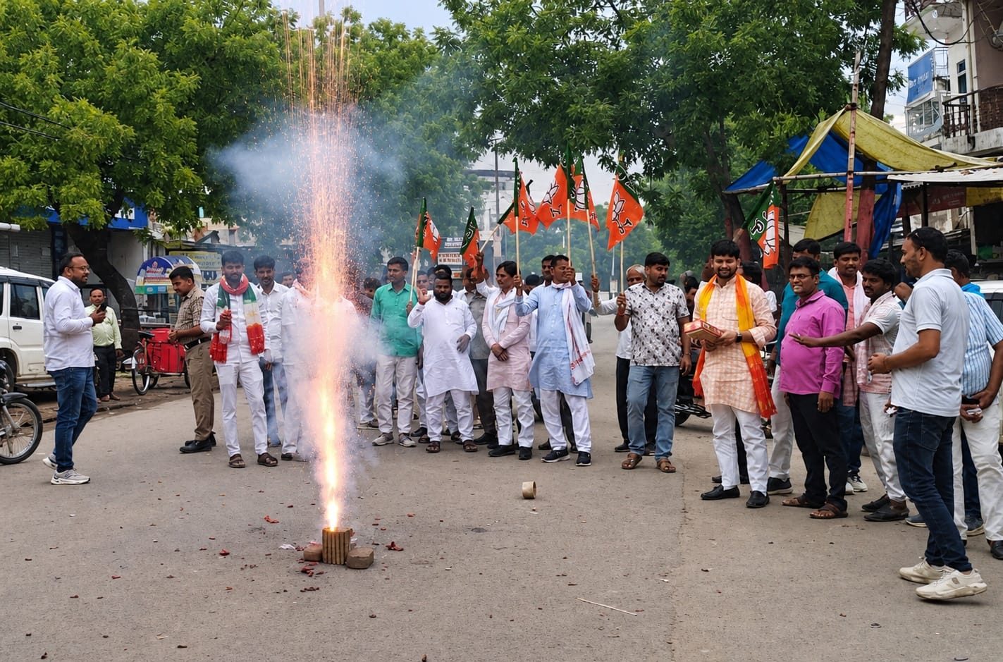 भाजपा की जीत पर शहर में जुलूस निकालते कार्यकर्ता। संवाद भाजपा की जीत पर शहर में जुलूस निकालते कार्यकर्ता। संवाद
