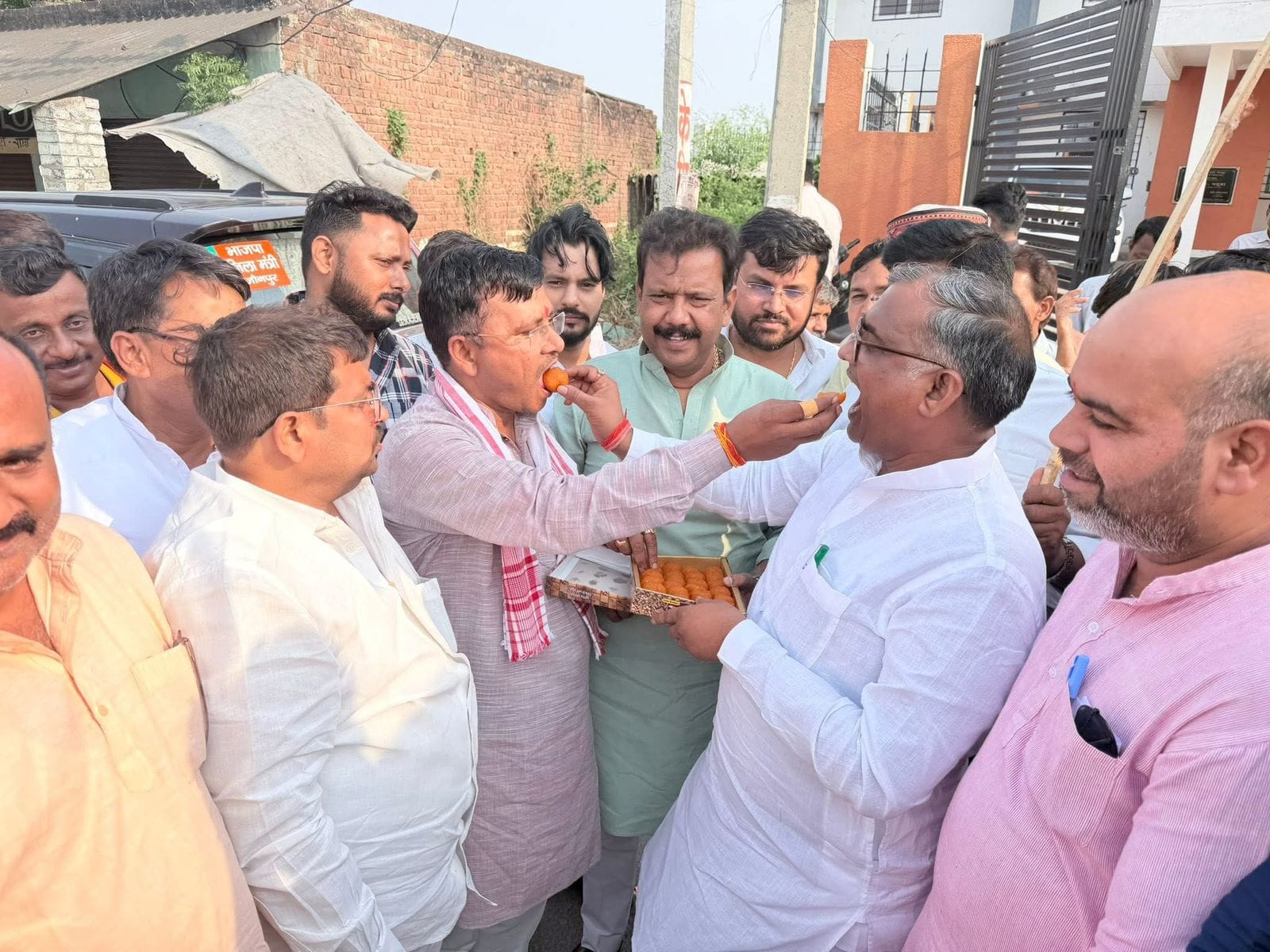 भाजपा के पार्टी कार्यालय पर पटाखे फोड़कर जश्न मनाते कार्यकर्ता। संवाद भाजपा के पार्टी कार्यालय पर पटाखे फोड़कर जश्न मनाते कार्यकर्ता। संवाद