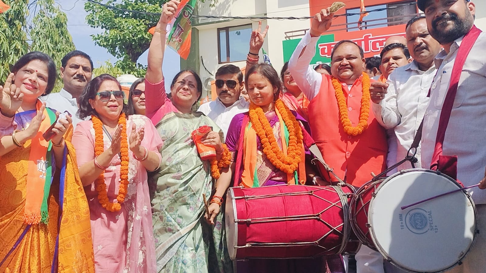 बहादुरगंज तिकुनिया में पश्चिम बंगाल  में भाजपा की जीत पर खुशी मनाते पदाधिकारी। स्रोत: संगठन