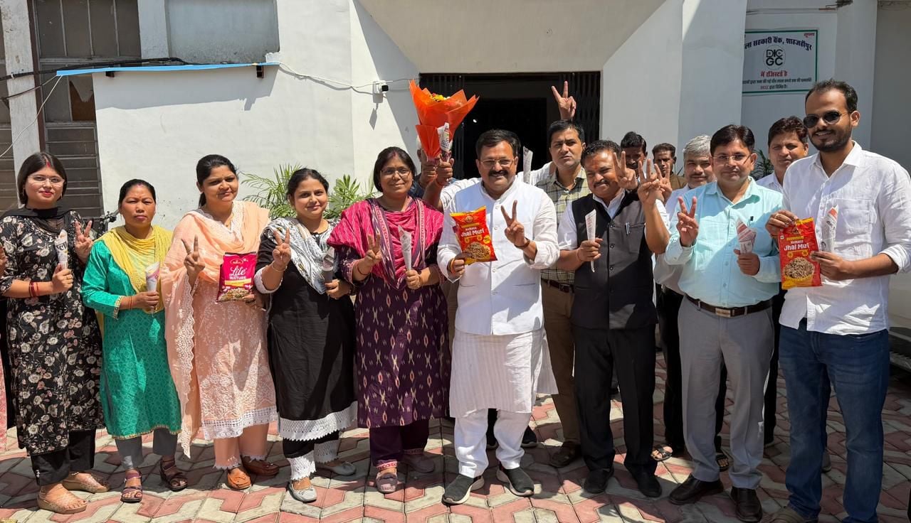 बहादुरगंज तिकुनिया में पश्चिम बंगाल  में भाजपा की जीत पर खुशी मनाते पदाधिकारी। स्रोत: संगठन