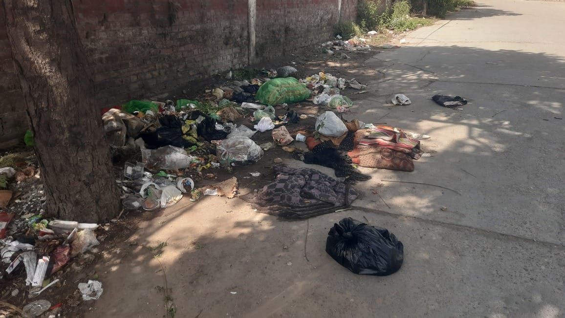 एसपी आवास के पास पड़ा कचरा। संवाद
