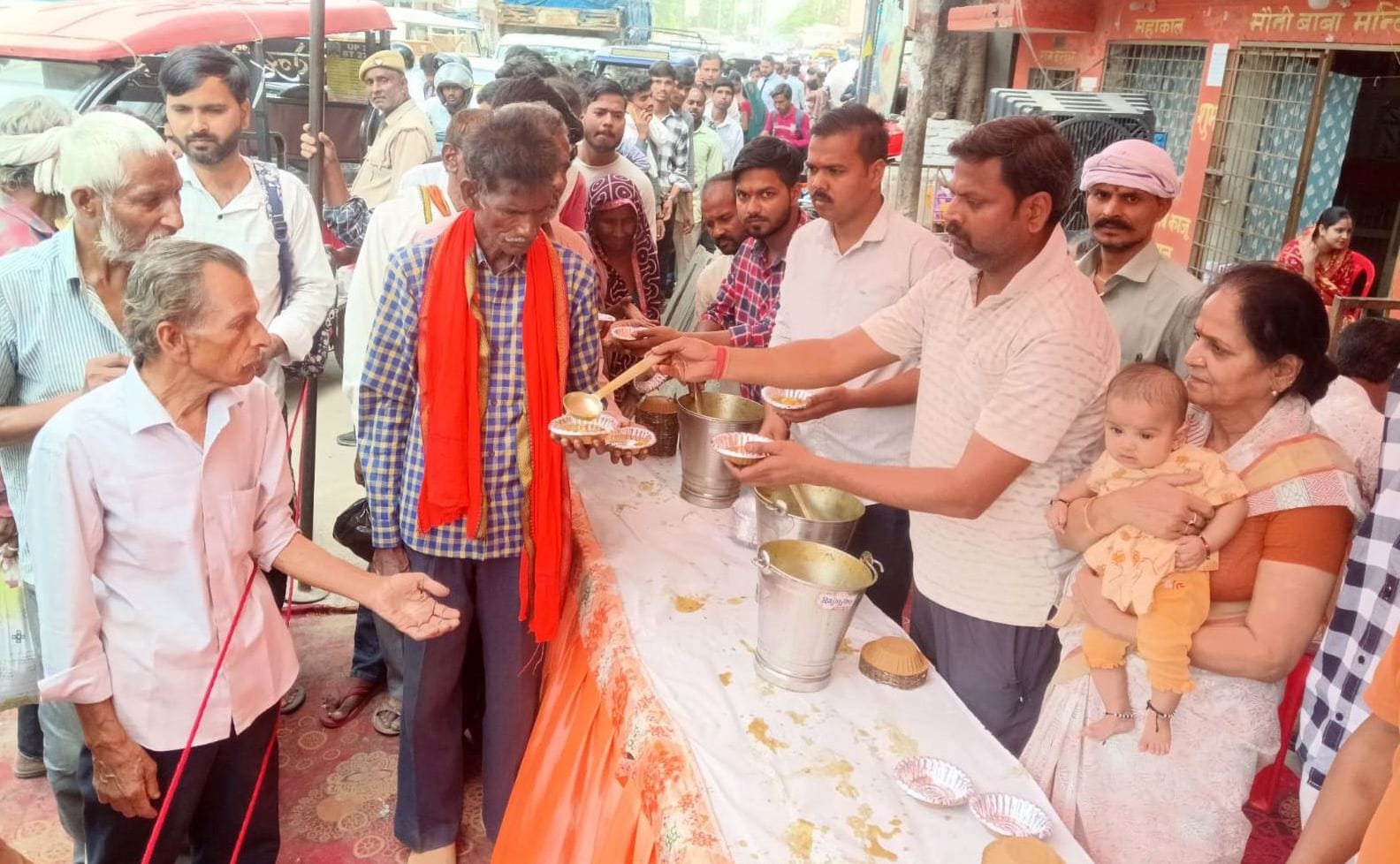 फोटो-10- जेष्ठ माह के मंगलवार को खेतुई बालाजी मंदिर में आरती करते पुजारी। संवाद फोटो-10- जेष्ठ माह के मंगलवार को खेतुई बालाजी मंदिर में आरती करते पुजारी। संवाद