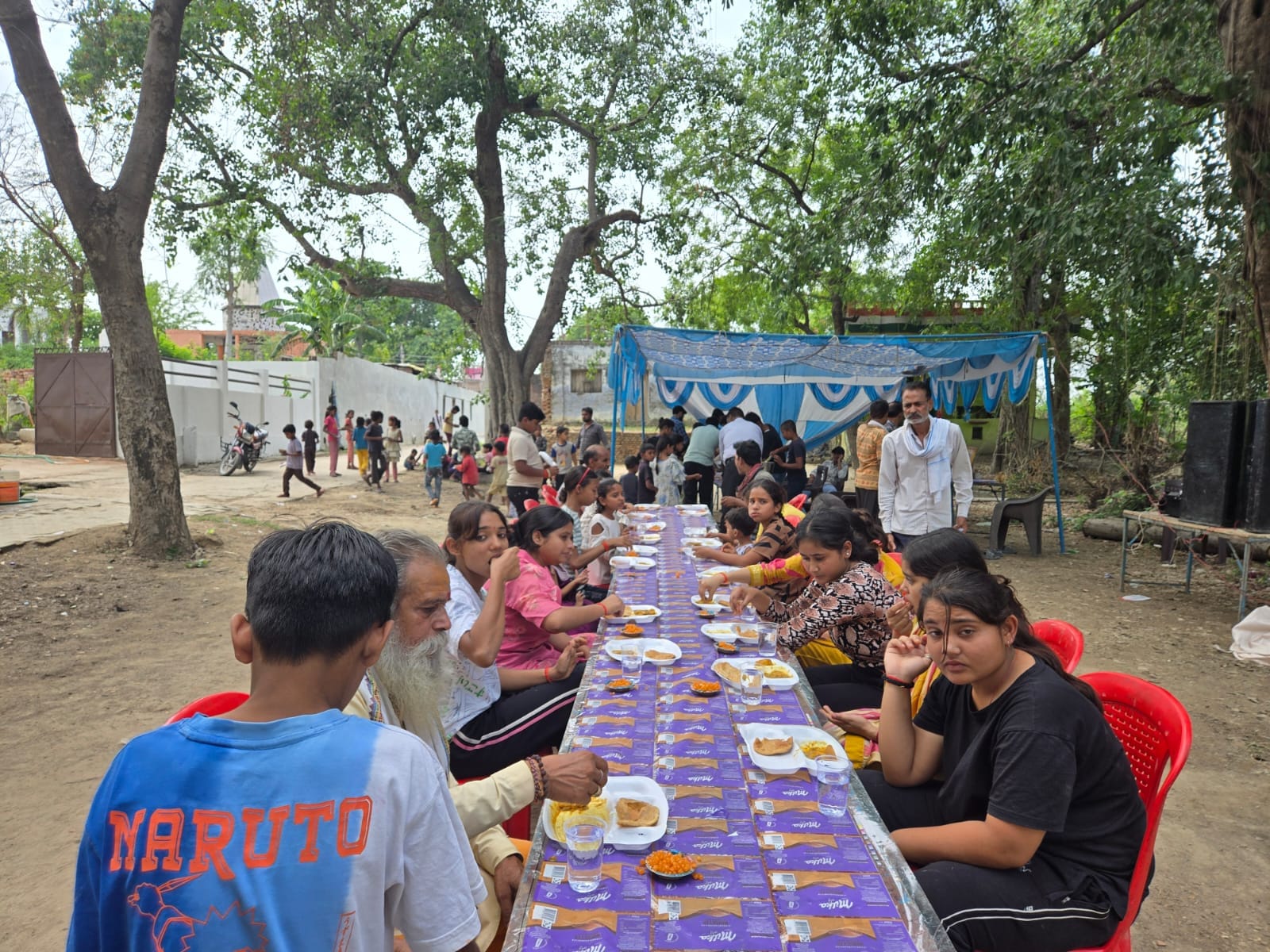फोटो-10- जेष्ठ माह के मंगलवार को खेतुई बालाजी मंदिर में आरती करते पुजारी। संवाद फोटो-10- जेष्ठ माह के मंगलवार को खेतुई बालाजी मंदिर में आरती करते पुजारी। संवाद