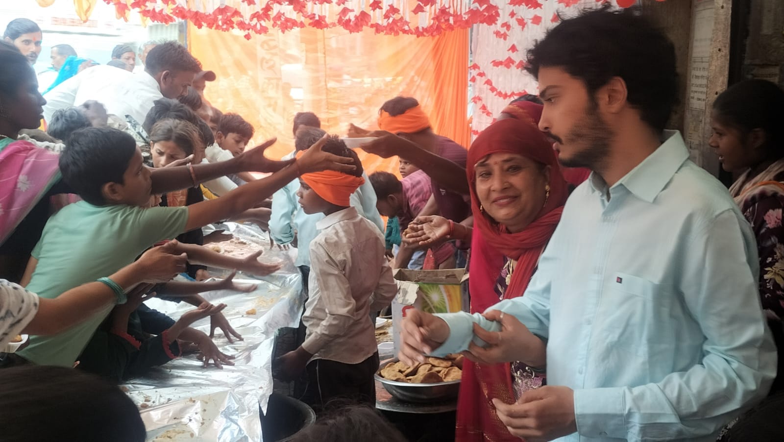 फोटो-10- जेष्ठ माह के मंगलवार को खेतुई बालाजी मंदिर में आरती करते पुजारी। संवाद फोटो-10- जेष्ठ माह के मंगलवार को खेतुई बालाजी मंदिर में आरती करते पुजारी। संवाद