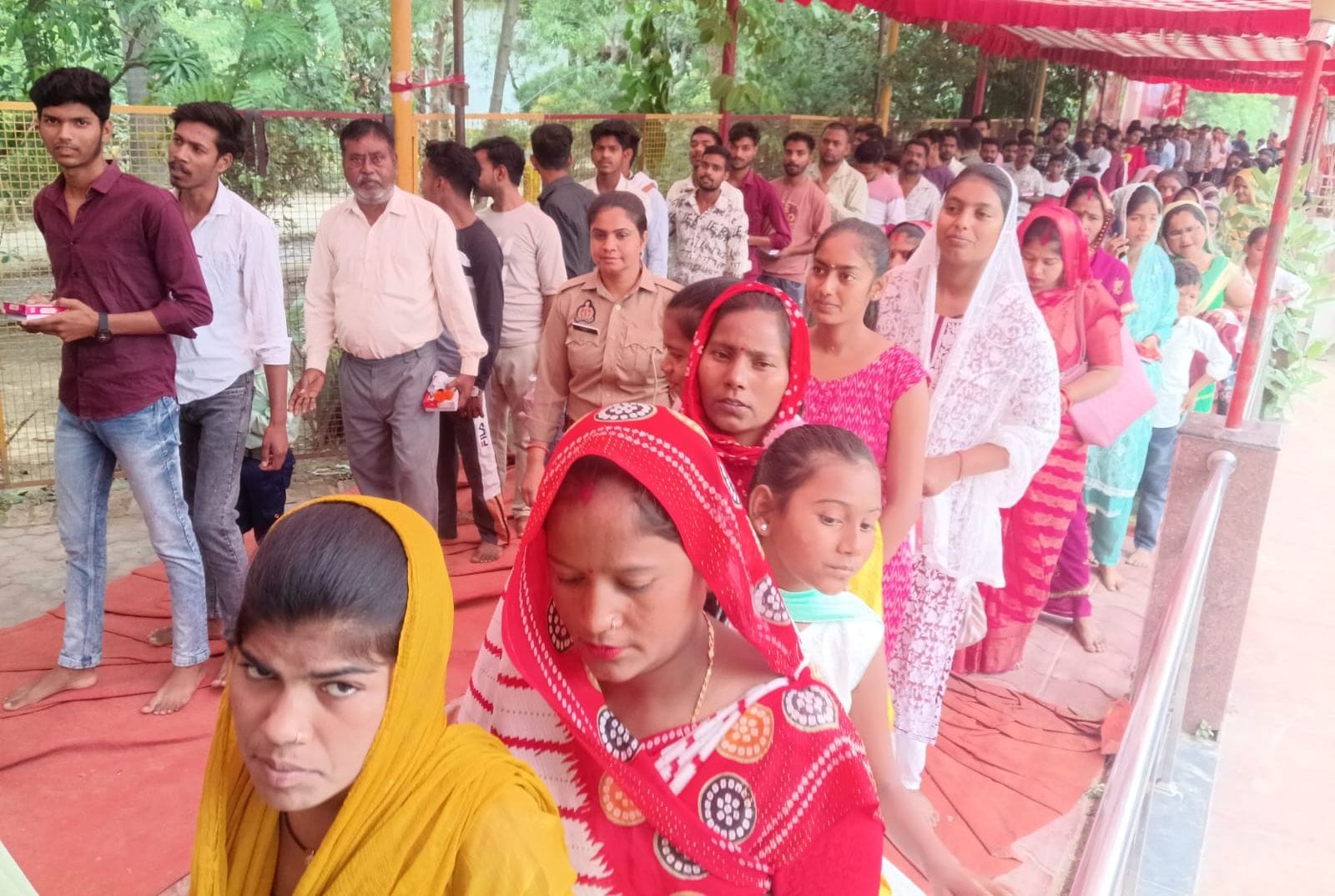 फोटो-10- जेष्ठ माह के मंगलवार को खेतुई बालाजी मंदिर में आरती करते पुजारी। संवाद फोटो-10- जेष्ठ माह के मंगलवार को खेतुई बालाजी मंदिर में आरती करते पुजारी। संवाद