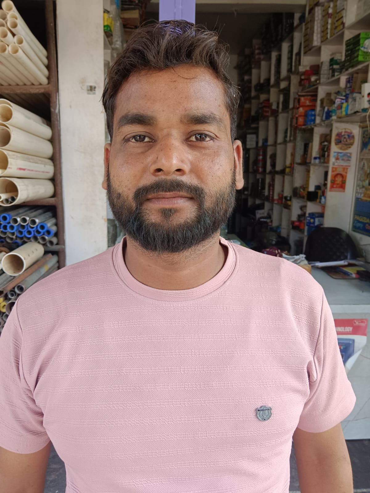 फोटो-10- कुदरकोट कस्बा के एरवाकटरा रोड पर मुख्य बाजार में सड़क पर बहता गंदा पानी। संवाद