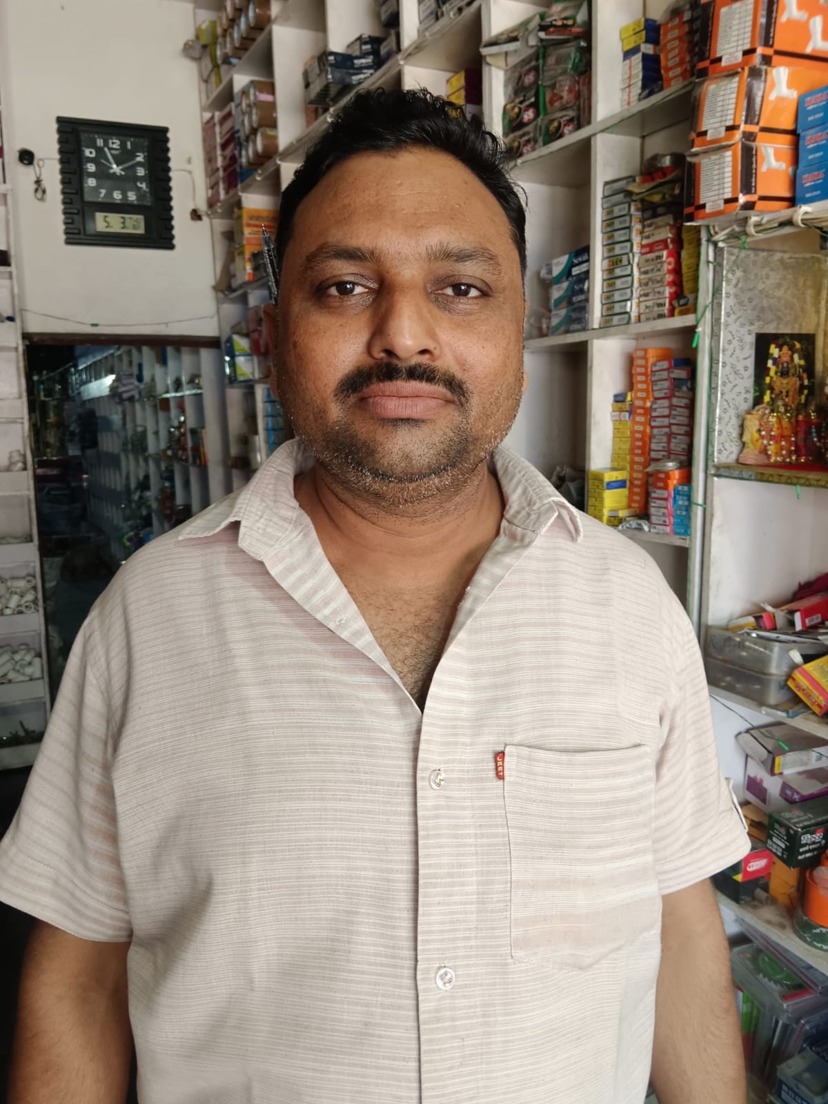 फोटो-10- कुदरकोट कस्बा के एरवाकटरा रोड पर मुख्य बाजार में सड़क पर बहता गंदा पानी। संवाद