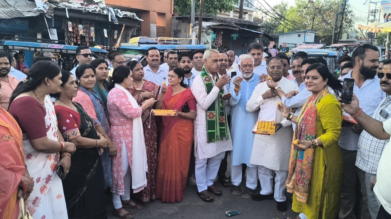 फोटो 20 भोगांव में विधायक को मिठाई खिलाते कार्यकर्ता। संवाद फोटो 20 भोगांव में विधायक को मिठाई खिलाते कार्यकर्ता। संवाद