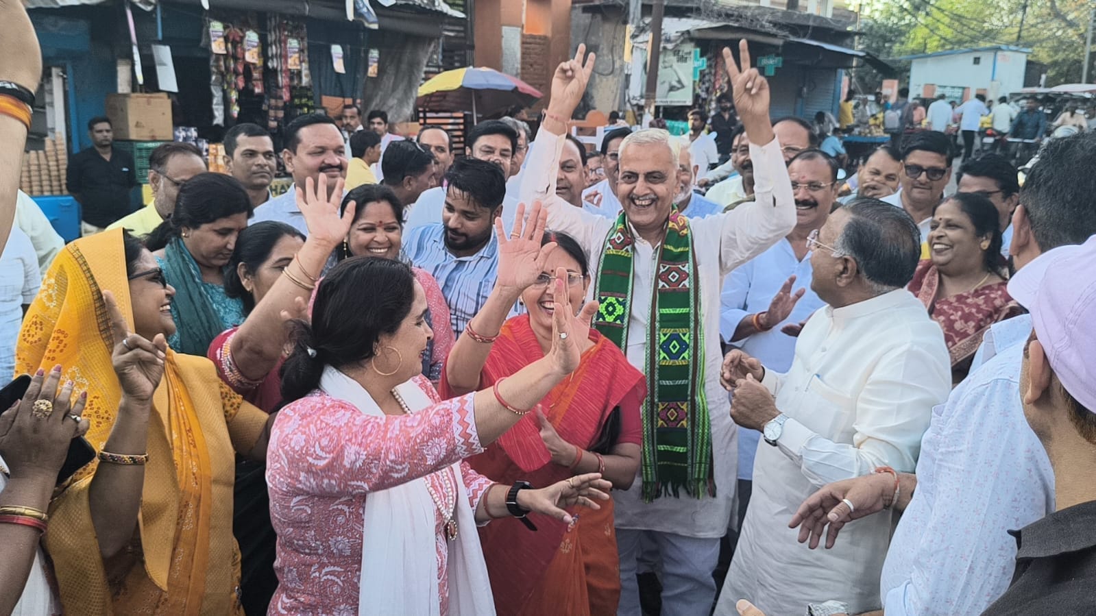 फोटो 20 भोगांव में विधायक को मिठाई खिलाते कार्यकर्ता। संवाद फोटो 20 भोगांव में विधायक को मिठाई खिलाते कार्यकर्ता। संवाद