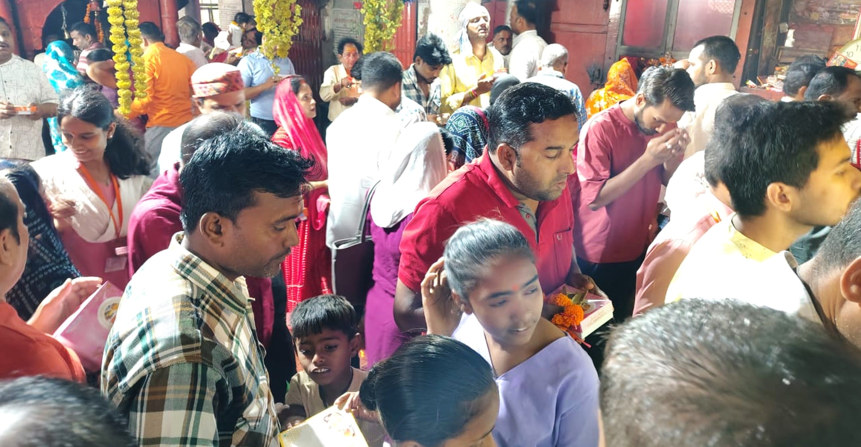 फोटो-20-बलरामपुर के हनुमानगढ़ी मंदिर रानी तालाब में पूजा अर्चना करते श्रद्धालु ।-संवाद