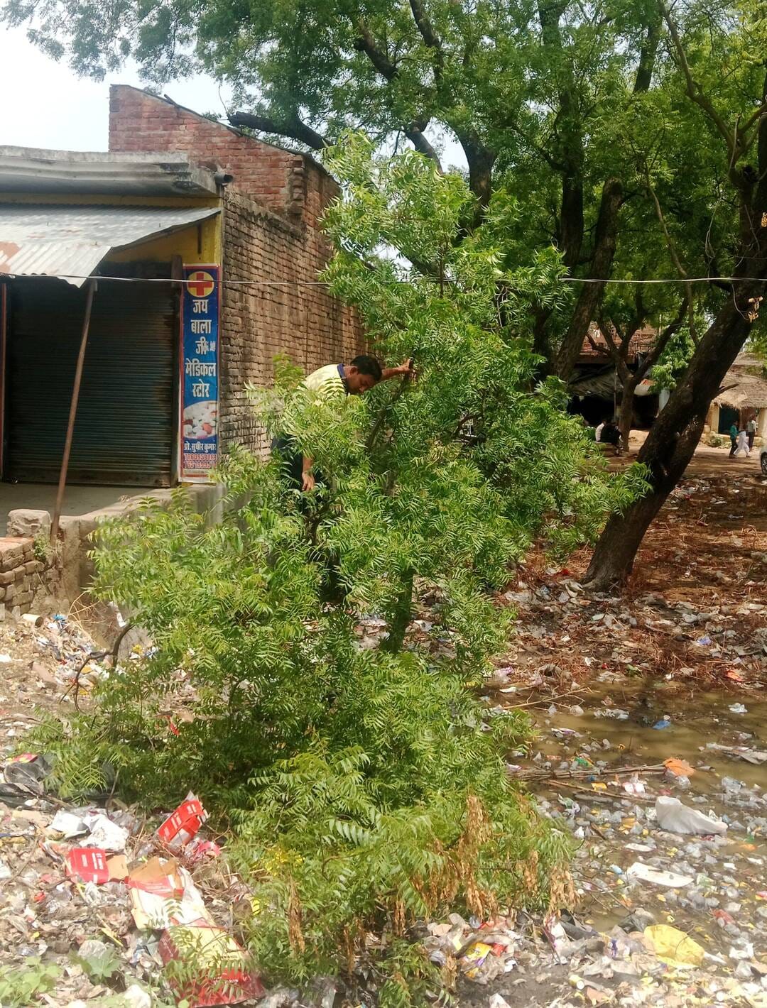फोटो-27-फतेहपुर चौरासी कस्बे की दुकान में भरा पानी। संवाद फोटो-27-फतेहपुर चौरासी कस्बे की दुकान में भरा पानी। संवाद