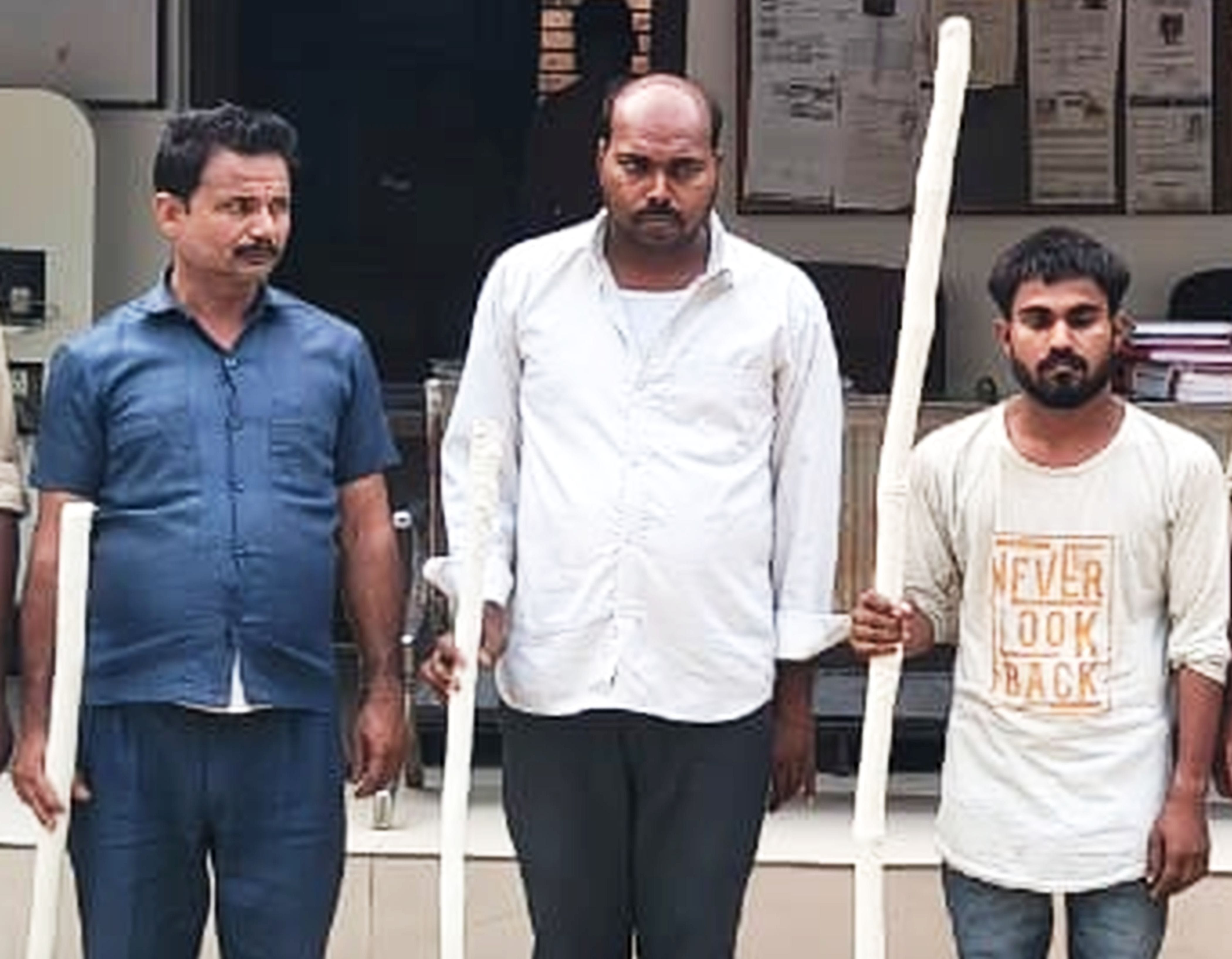 फोटो-27-थरियाव थाने में पकड़े गए आरोपी। स्रोत पुलिस