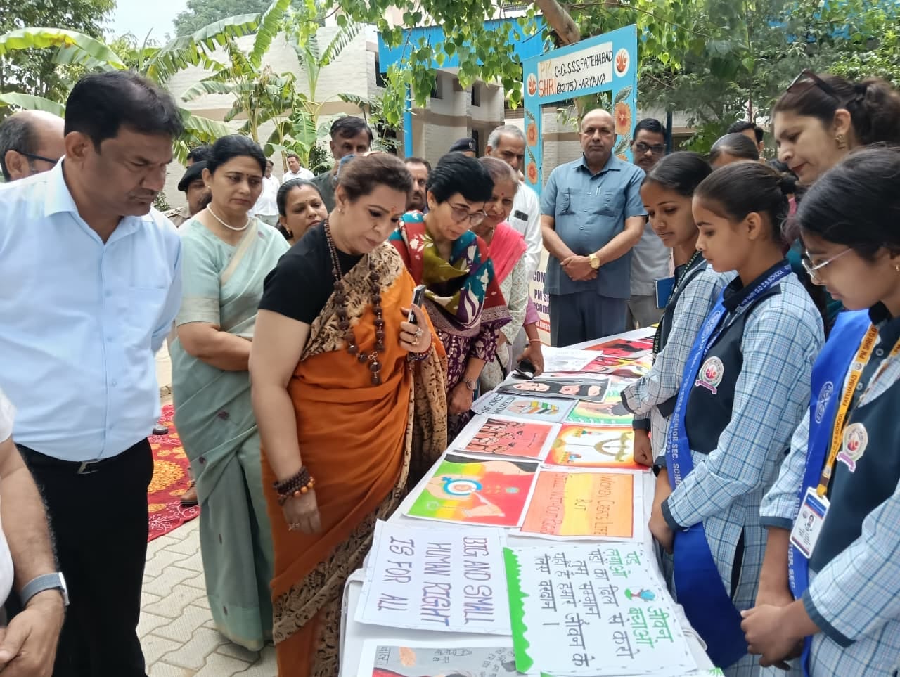 फतेहाबाद। पीएम श्री राकवमा विद्यालय में जागरूकता कार्यक्रम में संबोधित करती हरियाणा राज्य महिला