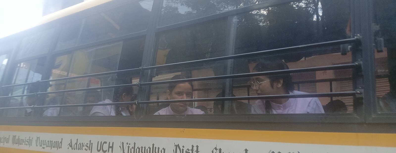 हाईवे पर फैंकी गई गृह निर्माण सामग्री को हटाता युवक। संवाद। हाईवे पर फैंकी गई गृह निर्माण सामग्री को हटाता युवक। संवाद।