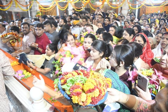 हनुमान सेतु स्थित श्री संकटमोचन हनुमान मंदिर में दर्शन के लिए रात 12 बजे उमड़े हजारों श्रद्धालु